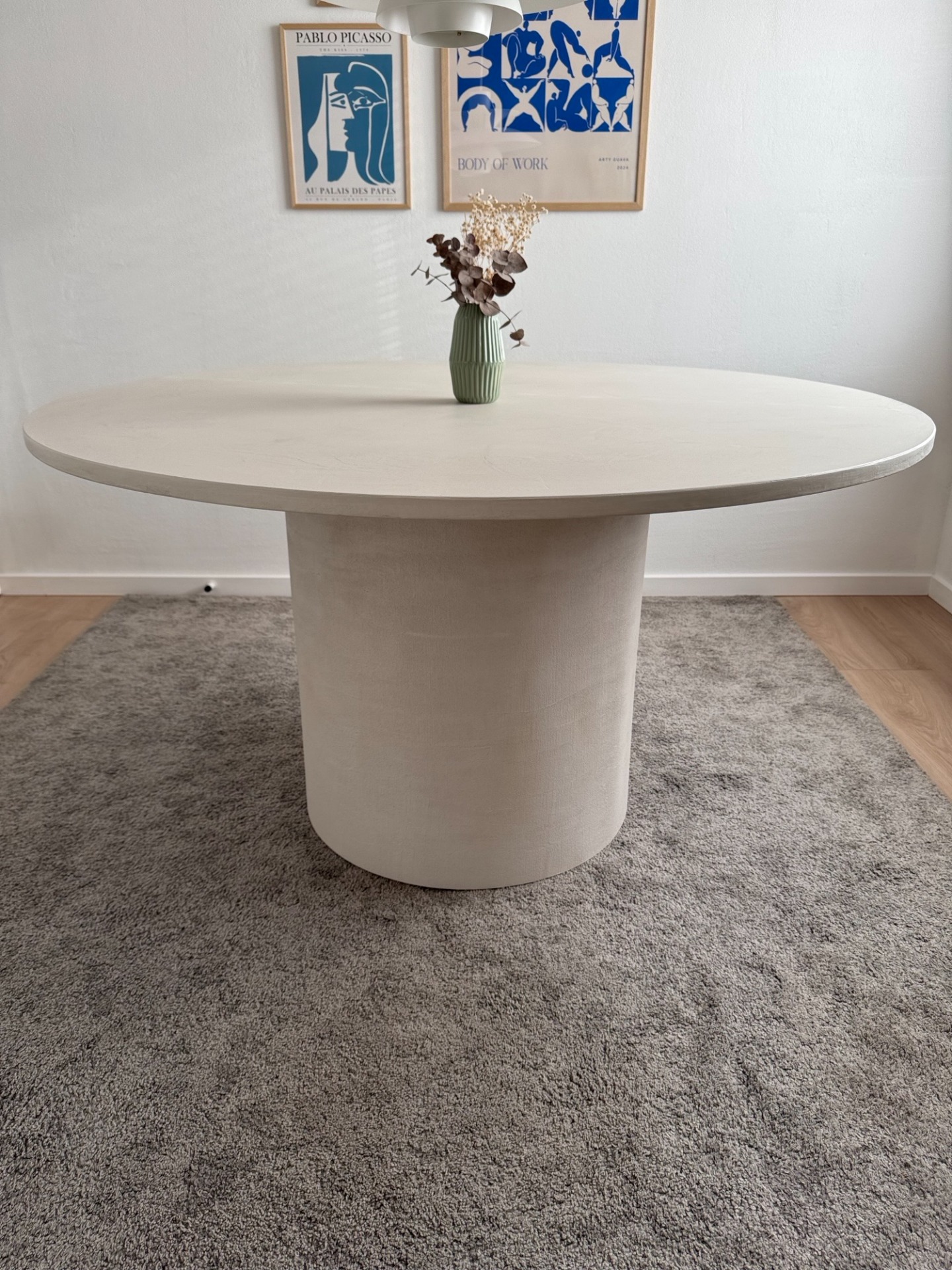 Rundt microcementbord i betonlook